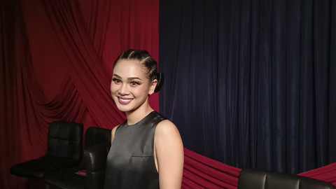 Andien dalam konferensi pers konser Suarasmara di Istora Senayan, Jakarta Pusat, Sabtu (15/11/2025).  Foto: Giovanni/kumparan