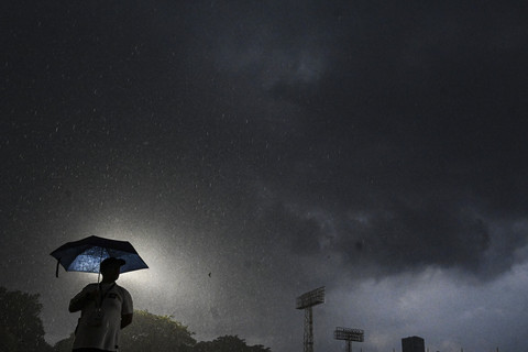 Seorang warga menggunakan payung saat hujan deras di Jakarta, Sabtu (15/11/2025). Foto: Sulthony Hasanuddin/ANTARA FOTO 