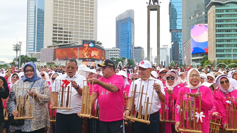 Wagub Jakarta Rano Karno dalam acara peringatan Hari Angklung di CFD Bundaran HI, Jakarta, Minggu (16/11/2025). Foto: Zamachsyari/kumparan