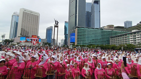 Ribuan lansia bermain angklung di CFD Bundaran HI, Jakarta Pusat, Minggu (16/11/2025). Foto: Zamachsyari/kumparan