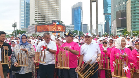 Wagub Jakarta Rano Karno dalam acara peringatan Hari Angklung di CFD Bundaran HI, Jakarta, Minggu (16/11/2025). Foto: Zamachsyari/kumparan