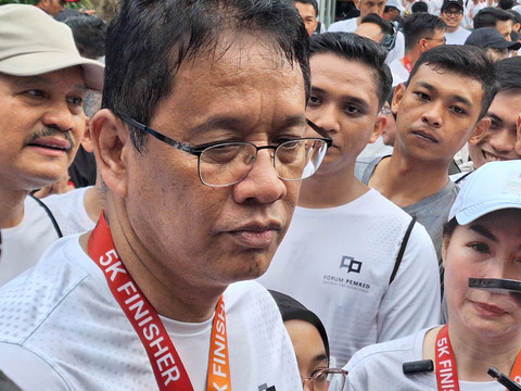 Menkeu Purbaya Yudhi Sadewa usai Run for Good Journalism 2025 by Forum Pemred di Unika Atma Jaya, Jakarta Pusat pada Minggu (16/11/2025).     Foto: Argya D. Maheswara/kumparan 