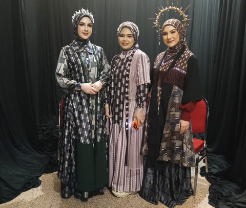 Arumi (kiri) dan Irish Bella (kanan) mengenakan busana karya desainer Sumenep, Arina (tengah. Foto: Masruroh/Basra