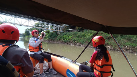Kegiatan susur sungai dari Yayasan Khatulistiwa Respon Tim di Stasiun BNI City, Jakarta Pusat, Minggu (16/11/2025). Foto: Zamachsyari/kumparan