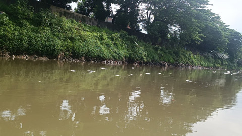 Kegiatan susur sungai dari Yayasan Khatulistiwa Respon Tim di Stasiun BNI City, Jakarta Pusat, Minggu (16/11/2025). Foto: Zamachsyari/kumparan