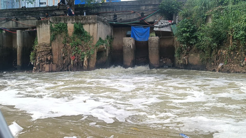 Kegiatan susur sungai dari Yayasan Khatulistiwa Respon Tim di Stasiun BNI City, Jakarta Pusat, Minggu (16/11/2025). Foto: Zamachsyari/kumparan