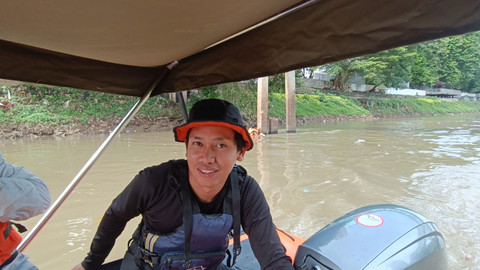 Kapten kapal kegiatan susur sungai dari Yayasan Khatulistiwa Respon Tim Fajar Raditya (23) di Stasiun BNI City, Jakarta Pusat, Minggu (16/11/2025). Foto: Zamachsyari/kumparan