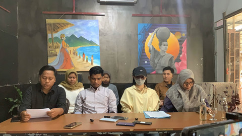 Sister Hong Lombok alias Dea Lipa alias Deni Apriadi Rahman bicara soal kehidupannya sebagai MUA Berjilbab. Foto: kumparan