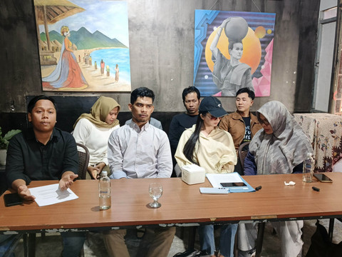 Sister Hong Lombok alias Dea Lipa alias Deni Apriadi Rahman bicara soal kehidupannya sebagai MUA Berjilbab. Foto: kumparan