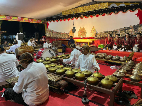 Pagelaran wayang kulit bertema 'Babat Wonomarto' digelar di ruang publik kawasan Tugu Supadio, Kubu Raya, Kalbar pada Sabtu malam, 15 November 2025. Foto: Rabiansyah/Hi!Pontianak
