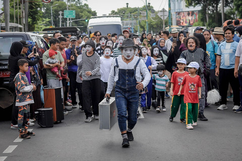 Seniman pantomim tampil pada Car Free Day (CFD) di kawasan Bundaran HI, Jakarta, Minggu (16/11/2025). Foto: Jamal Ramadhan/kumparan