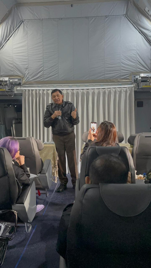Menteri Pertahanan Sjafrie Sjamsuddin menjelaskan kehebatan Airbus A400M langsung dari kabin saat pesawat terbang menuju Aceh. Foto: Indra Subagja/kumparan