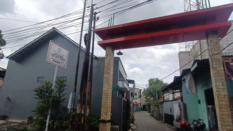 Suasana di RT 1-3/04, Kaliabang Bahagia, Kelurahan Pejuang, Kecamatan Medan Satria, Bekasi, Jawa Barat, Minggu (16/11/2025). Foto: Zamachsyari/kumparan