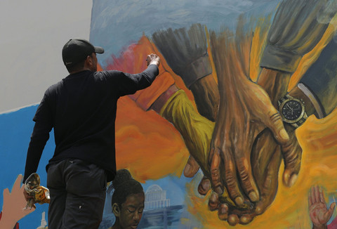 Seniman menggambar mural dalam Jakarta Mural Festival 2025 di kompleks Taman Ismail Marzuki (TIM), Cikini, Jakarta, Minggu (16/11/2025). Foto: Jamal Ramadhan/kumparan