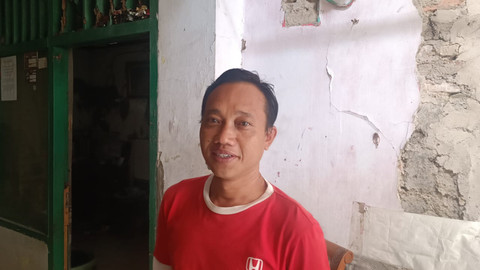 Ketua RT 001/04 Kaliabang Bahagia, Kelurahan Pejuang, Kecamatan Medan Satria, Bekasi, Saepudin saat ditemui di rumahnya, Minggu (16/11/2025). Foto: Zamachsyari/kumparan