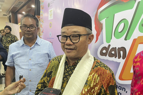 Menteri Pendidikan Dasar dan Menengah, Abdul Mu'ti menjawab pertanyaan wartawan usai menghadiri Festival Toleransi dan Budaya di Gedung A Kemendikdasmen, Jakarta, Minggu (16/11/2025). Foto: Fadhil Pramudya/kumparan