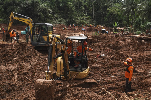 Tim SAR gabungan melakukan pencarian korban longsor menggunakan ekskavator pada hari keempat operasi pencarian di Desa Cibeunying, Majenang, CIlacap, Minggu (16/11/2025). Foto: Idhad Zakaria/ANTARA FOTO