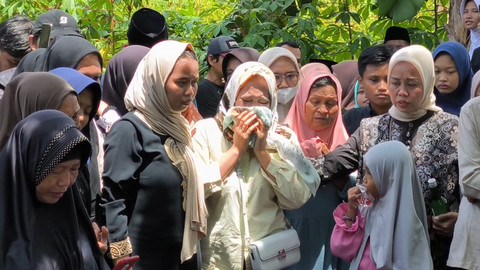 Suasana pemakaman MH (13) siswa SMPN 19 Tangsel yang diduga menjadi korban bullying, di pemakaman keluarga di Ciater, Serpong, Minggu (16/11/2025). Foto: kumparan