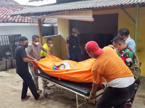 Evakuasi Mayat pria di kampung baru ke Rumah Sakit Abdul Moeloek | Foto : Ist