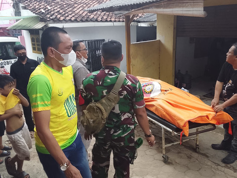 Evakuasi Mayat pria di kampung baru ke Rumah Sakit Abdul Moeloek | Foto : Ist