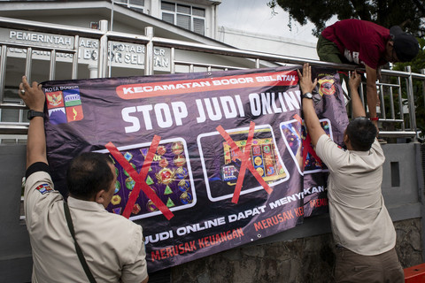 Ilustrasi larangan stop bermain judi online. Foto: Aditya Aji/AFP