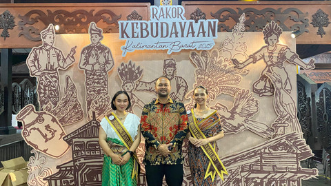Meilani (kiri), Ryan Almunthahar (tengah), Meivira (kanan). Meilani dan Meivira adalah Duta Museum Kalimantan Barat. Foto: Alycia Tracy Nabila/Hi!Pontianak