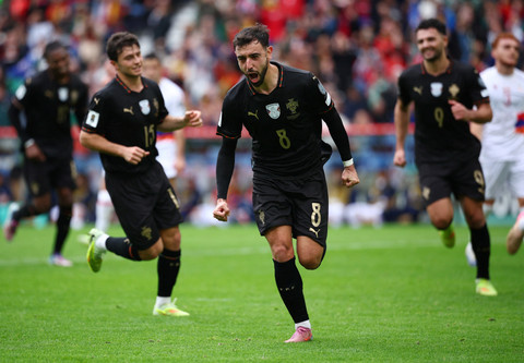 Bruno Fernandes dan rekan-rekannya di Timnas Portugal rayakan gol saat lawan Armenia dalam kualifikasi Piala Dunia 2026 di Estadio do Dragao pada 16 November 2025. Foto: REUTERS/Pedro Nunes