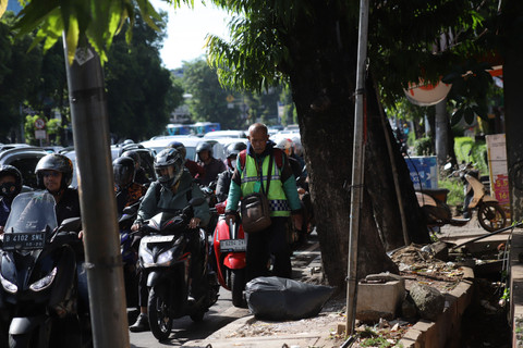 Pejalan kaki berjalan di trotoar yang kurang memadai di Jalan Warung Jati Barat, Jakarta Selatan, Senin (17/11/2025). Foto: Jamal Ramadhan/kumparan