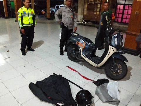 Sejumlah barang bukti yang diamankan polisi dari tiga terduga pelaku klitih atau kejahatan jalanan di Kota Yogyakarta, Minggu (16/11/2025). Foto: Polresta Yogyakarta