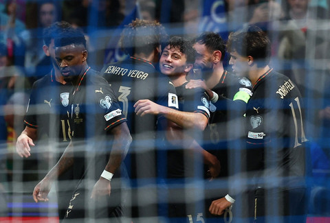 Joao Neves dari Portugal merayakan gol kedelapan mereka bersama rekan satu tim untuk melengkapi hat-tricknya pada pertandingan Piala Dunia  Kualifikasi UEFA  Grup F antara Portugal vs Armenia - Estadio do Dragao, Porto, Portugal, Minggu (17/11/2025). Foto: Pedro Nunes/REUTERS
