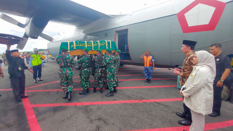Presiden ke-7 RI Jokowi dan Iriana melayat istri Wiranto, Rugaiya Usman. Jokowi menyambangi Wiranto di saat mendarat di Lanud Adi Soemarmo, Senin (16/11/2025). Foto: kumparan