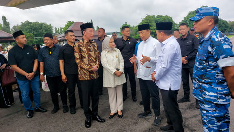 Presiden ke-7 RI Jokowi dan Iriana melayat istri Wiranto, Rugaiya Usman. Jokowi menyambangi Wiranto di saat mendarat di Lanud Adi Soemarmo, Senin (16/11/2025). Foto: kumparan