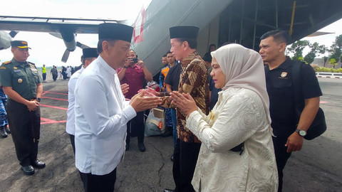 Presiden ke-7 RI Jokowi dan Iriana melayat istri Wiranto, Rugaiya Usman. Jokowi menyambangi Wiranto di saat mendarat di Lanud Adi Soemarmo, Senin (16/11/2025).   Foto: kumparan