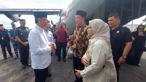 Presiden ke-7 RI Jokowi dan Iriana melayat istri Wiranto, Rugaiya Usman. Jokowi menyambangi Wiranto di saat mendarat di Lanud Adi Soemarmo, Senin (16/11/2025).   Foto: kumparan