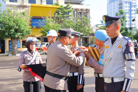 Kapolres saat menyematkan pita operasi zebra krakatau 2025. | Foto: Sinta Yuliana/Lampung Geh