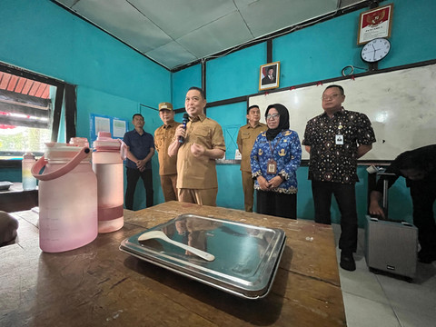 Gubernur Kalimantan Barat (Kalbar), Ria Norsan, meninjau langsung MBG yang ada di SMKN 1 Ketapang. Foto: Rabiansyah/Hi!Pontianak