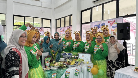 Para ibu berfoto bersama di depan kreasi makanannya. Foto: dok. Mama Lemon