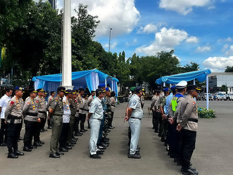 Para petugas melaksanakan Apel Operasi Zebra 2025 di Lapangan Ditpresisi Polda Metro Jaya, Jakarta Selatan. Senin (17/11/2025).  Foto: Rayyan Farhansyah/kumparan