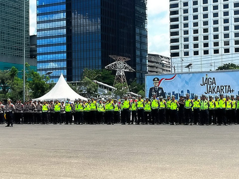 Para petugas melaksanakan Apel Operasi Zebra 2025 di Lapangan Ditpresisi Polda Metro Jaya, Jakarta Selatan. Senin (17/11/2025).  Foto: Rayyan Farhansyah/kumparan