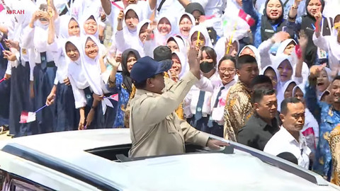 Presiden Prabowo tiba di acara peluncuran Digitalisasi Pembelajaran untuk Indonesia Cerdas di Sekolah Menengah Pertama Negeri (SMPN) 4 Kota Bekasi, Senin (17/11/2025). Foto: YouTube/Sekretariat Presiden