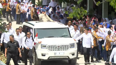 Presiden Prabowo tiba di acara peluncuran Digitalisasi Pembelajaran untuk Indonesia Cerdas di Sekolah Menengah Pertama Negeri (SMPN) 4 Kota Bekasi, Senin (17/11/2025). Foto: YouTube/Sekretariat Presiden