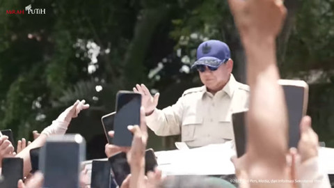 Presiden Prabowo tiba di acara peluncuran Digitalisasi Pembelajaran untuk Indonesia Cerdas di Sekolah Menengah Pertama Negeri (SMPN) 4 Kota Bekasi, Senin (17/11/2025). Foto: YouTube/Sekretariat Presiden