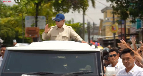 Presiden Prabowo tiba di acara peluncuran Digitalisasi Pembelajaran untuk Indonesia Cerdas di Sekolah Menengah Pertama Negeri (SMPN) 4 Kota Bekasi, Senin (17/11/2025). Foto: YouTube/Sekretariat Presiden
