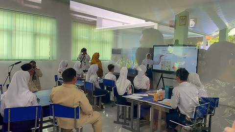 Presiden RI Prabowo Subianto menghadiri peluncuran program digitalisasi pembelajaran, salah satunya interactive flat panel (IFP) atau papan interaktif digital di SMPN 4 Bekasi, Jawa Barat, Senin (17/11/2025). Foto: Zamachsyari/kumparan