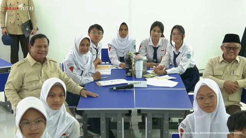 Presiden RI Prabowo Subianto menghadiri peluncuran program digitalisasi pembelajaran, salah satunya interactive flat panel (IFP) atau papan interaktif digital di SMPN 4 Bekasi, Jawa Barat, Senin (17/11/2025). Foto: YouTube/Sekretariat Presiden
