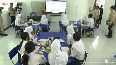 Presiden RI Prabowo Subianto menghadiri peluncuran program digitalisasi pembelajaran, salah satunya interactive flat panel (IFP) atau papan interaktif digital di SMPN 4 Bekasi, Jawa Barat, Senin (17/11/2025). Foto: YouTube/Sekretariat Presiden
