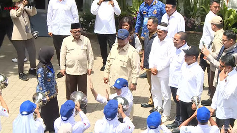 Presiden RI Prabowo Subianto menghadiri peluncuran program digitalisasi pembelajaran, salah satunya interactive flat panel (IFP) atau papan interaktif digital di SMPN 4 Bekasi, Jawa Barat, Senin (17/11/2025). Foto: YouTube/Sekretariat Presiden