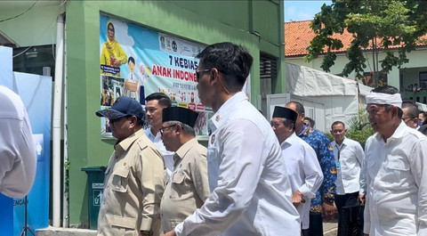 Presiden RI Prabowo Subianto, Mendikdasmen Abdul Mu'ti, dan Gubernur Jawa Barat Dedi Mulyadi di SMPN 4 Bekasi, Jawa Barat, Senin (17/11/2025). Foto: Nasywa Athifah/kumparan