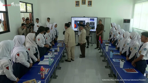 Presiden RI Prabowo Subianto menghadiri peluncuran program digitalisasi pembelajaran, salah satunya interactive flat panel (IFP) atau papan interaktif digital di SMPN 4 Bekasi, Jawa Barat, Senin (17/11/2025). Foto: YouTube/Sekretariat Presiden