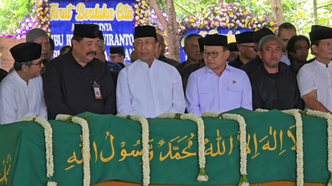 Prosesi pemakaman Hj. Rugaiya Usman, istri Penasihat Khusus Presiden Bidang Politik dan Keamanan, Jenderal (Purn) TNI Wiranto, berlangsung khidmat di Astana Wukir Sirnaraga, Delingan, Karanganyar, Senin (17/11/2025). Foto: kumparan